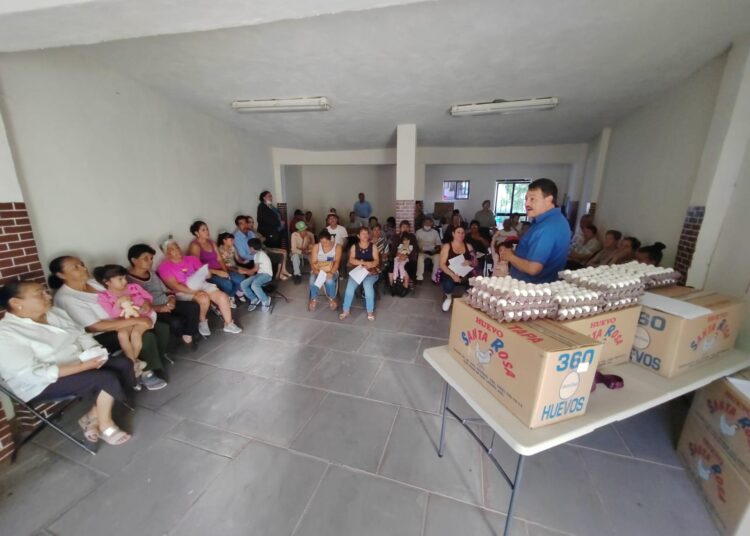 Alfredo Femat continúa entrega de huevo en colonias de Zacatecas