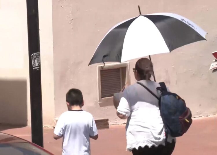 Por ola de calor, podría cambiar hora de salida de escuelas