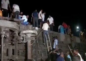 Choque de trenes deja 200 muertos en India
