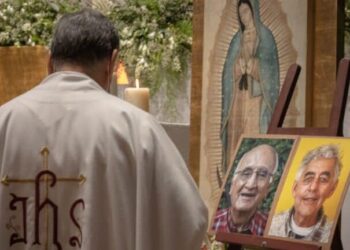 Con un minuto de campanadas en todo el país, recuerdan a jesuitas asesinados en Chihuahua
