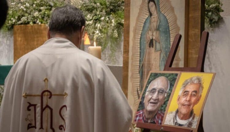 Con un minuto de campanadas en todo el país, recuerdan a jesuitas asesinados en Chihuahua