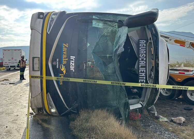 Al menos 8 muertos y 24 heridos tras volcadura de autobús en Zacatecas