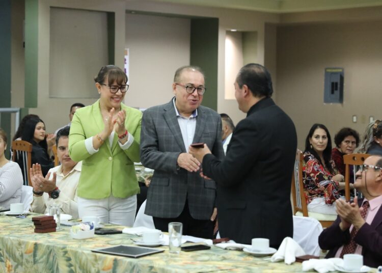 Recibe Arturo Nahle la presea “Juan Antonio Barrón Alatorre” por parte de Conamex