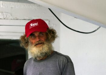 Tim Shaddock, el náufrago rescatado en el Pacífico con su perrita Bella