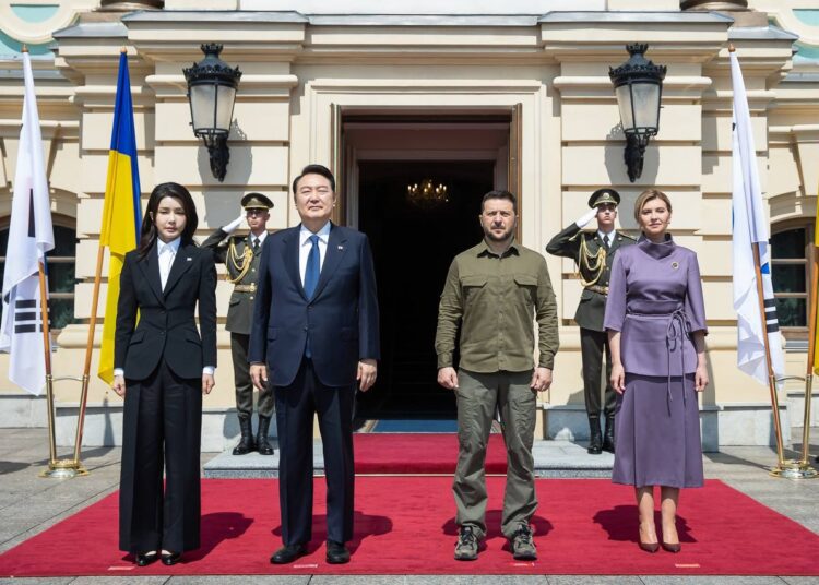 Presidente de Corea del Sur visita por sorpresa Ucrania y se reúne con Zelenski