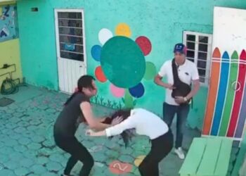 “Me hicieron pedir perdón de rodillas” Padres encañonan a maestra frente a menor en Cuautitlán