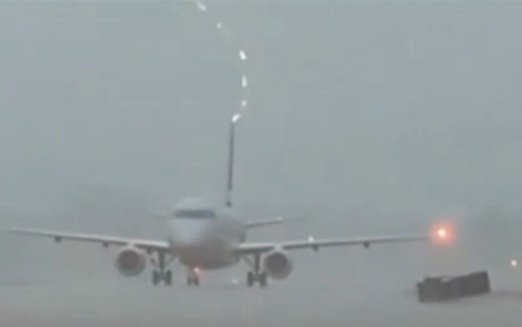 Rayo cae sobre un avión en Arkansas