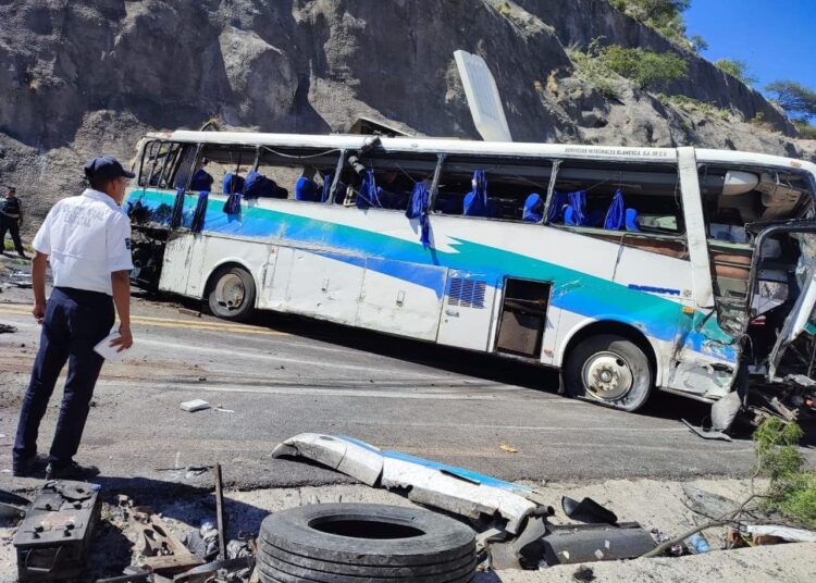 Migrantes venezolanos entre las 16 víctimas del accidente carretero en Cuacnopalan-Oaxaca