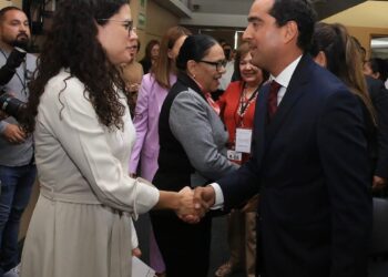 La Secretaria de Gobernación, Luisa María Alcalde, saluda al alcalde de Guadalupe, José Saldivar, al término de la reunión de la Conferencia Nacional de Seguridad Pública Municipal.