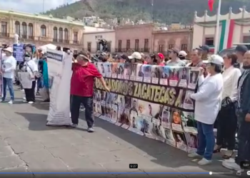 Gobernador da espalda a madres buscadoras en desfile; Huye de manifestantes