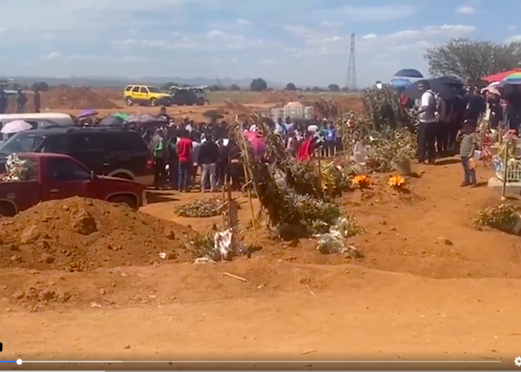En medio del dolor, sepultan a seis jóvenes de Malpaso