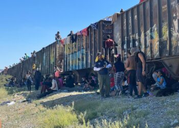 Más de dos mil migrantes en el desamparo; desenganchan el vagón en que viajaban