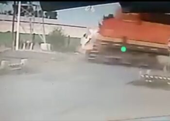 Camioneta se impacta con tren al intentar ganarle el paso