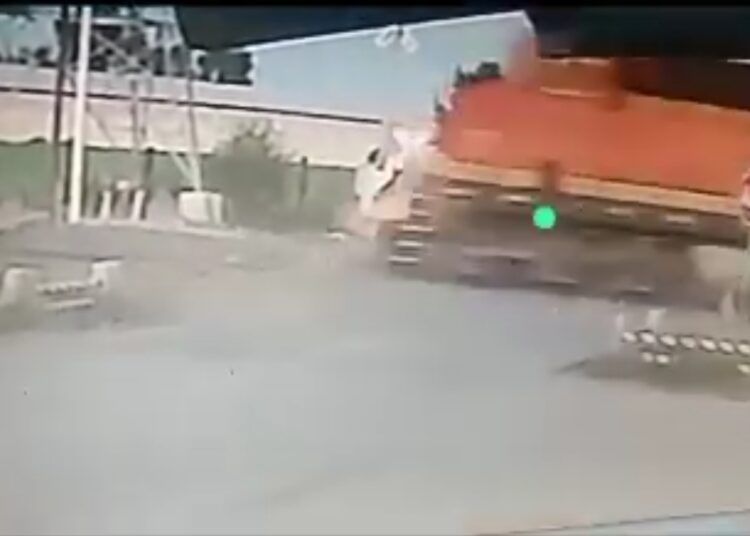 Camioneta se impacta con tren al intentar ganarle el paso