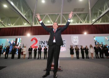 Código político: Informe con pena y sin gloria