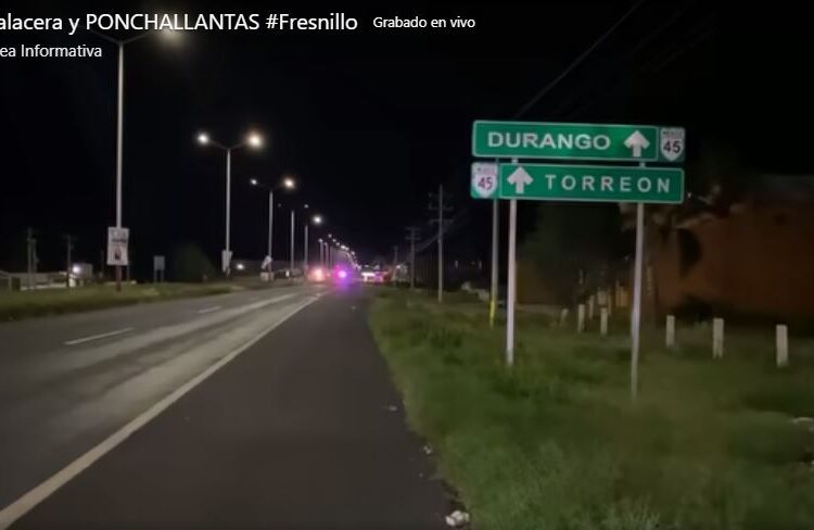 Persecución policial en Fresnillo con tiroteo, ponchallantas y volcadura