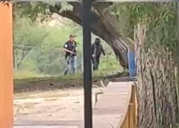 VIDEO: Captan a sujetos armados al interior de escuela; SSP dice que son policías