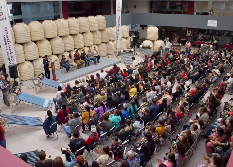 Entrega Pepe Saldivar  Tinacos y calentadores solares en Guadalupe