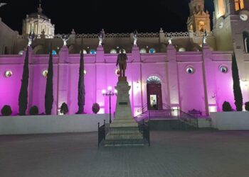 Iluminan de rosa Concepción del Oro por campaña de Concientización sobre el Cáncer de Mama