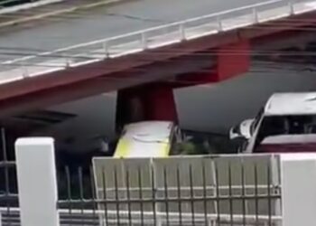 Chocan dos camiones urbanos en Bulevar