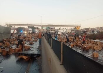 Vuelca tráiler cargado de cerveza en Tránsito Pesado, Zacatecas; se desata rapiña