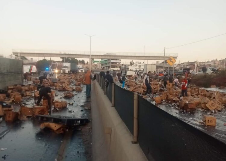 Vuelca tráiler cargado de cerveza en Tránsito Pesado, Zacatecas; se desata rapiña