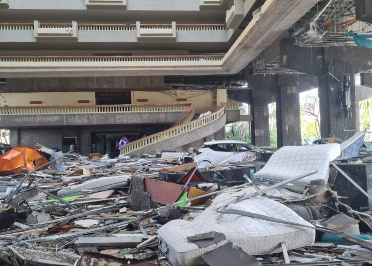 La historia de periodistas atrapados en un autobús por el Huracán Otis
