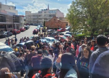Desalojan la Normal Ávila Camacho; se cimbró el edificio y registra una cuarteadura