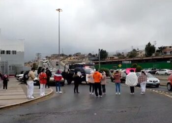 Manifestantes cierran acceso frente al Hospital ISSSTE