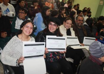 Entregan reconocimientos a artistas y estudiantes por elaboración de murales de López Velarde