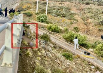 Hallan colgado a hombre en puente de Bracho