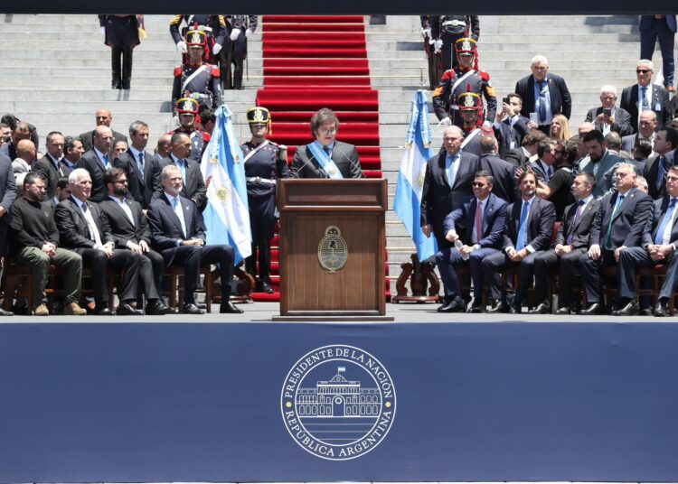 Javier Milei devalúa la moneda argentina