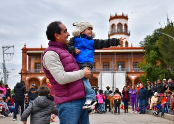 Niños y niñas de Tacoaleche reciben bolos y juguetes de la presidencia municipal