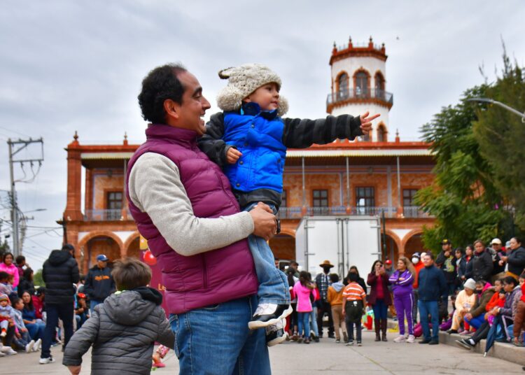 Niños y niñas de Tacoaleche reciben bolos y juguetes de la presidencia municipal