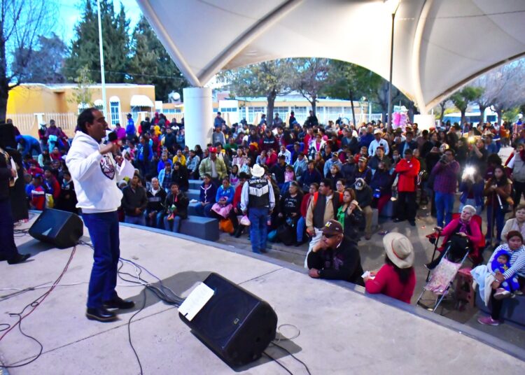 Familias guadalupenses participan alegremente en posada navideña