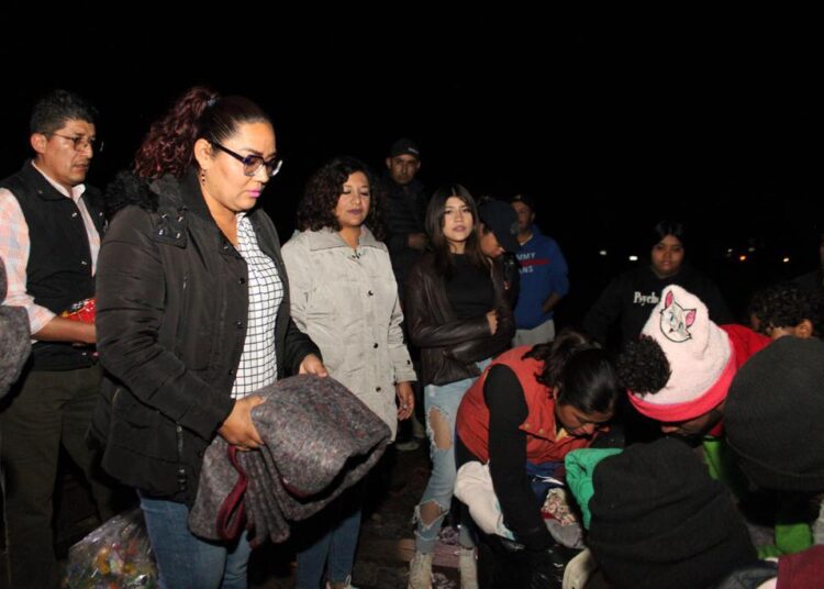 La presidenta de Fresnillo, Rita Quiñones, ayuda a migrantes venezolanos