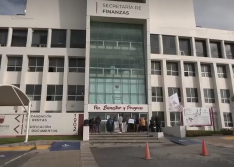 Protestan maestros en Finanzas por falta de pago de quincena