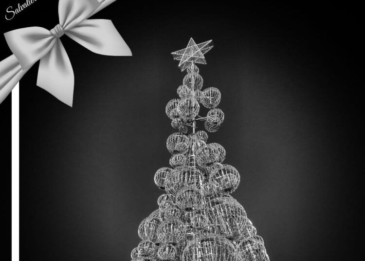 Apagan mega árbol de Navidad en luto por las víctimas de la masacre en Salvatierra