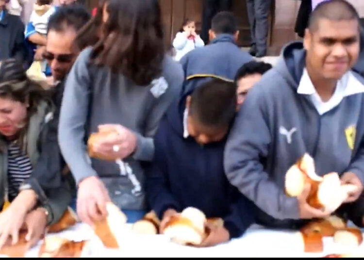 Reviven video donde personas arrasan con Rosca de Reyes Monumental en Zacatecas