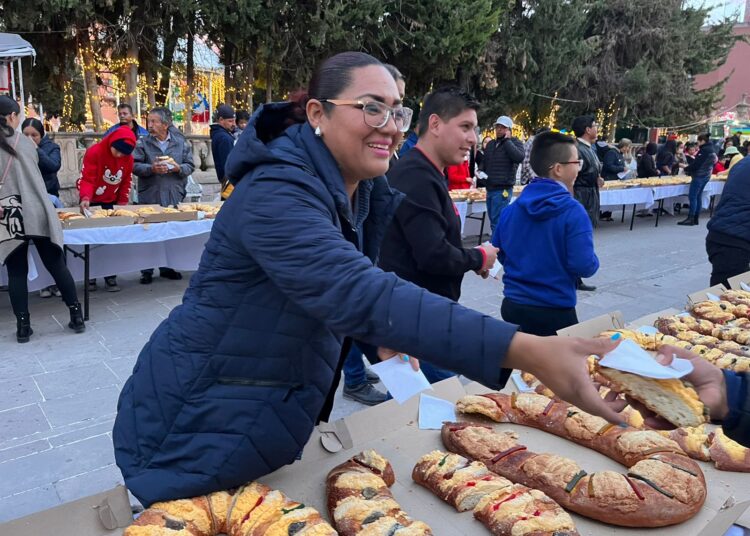 Rita Quiñones parte la Rosca de Reyes con familias Fresnillenses