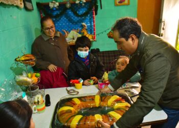 Pepe Alcalde lleva bolos, juguetes y Rosca de Reyes a familias de Guadalupe