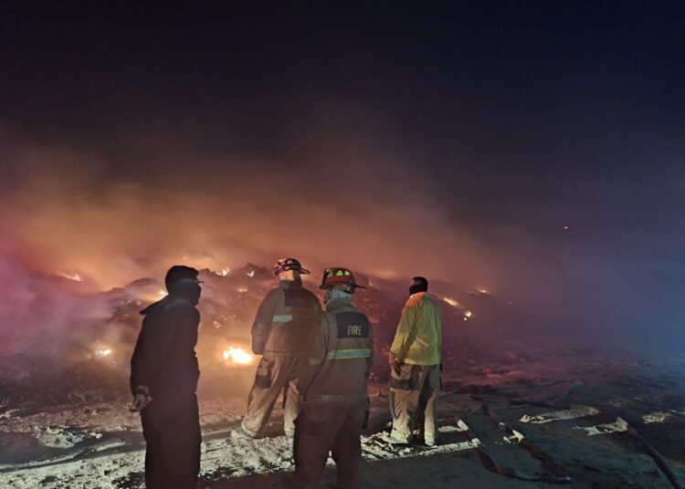 Controlan parcialmente el incendio en el basurero de Fresnillo