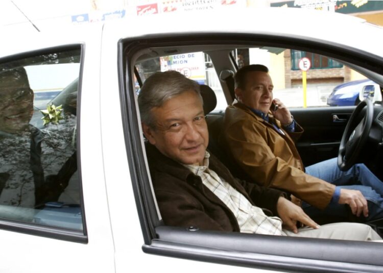 AMLO y Nicolás Mollinedo en 2006 FUENTE:Marco Ugarte/AP