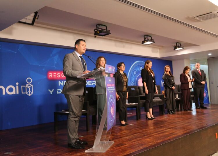 INAI investiga filtración de datos de periodistas que cubren la mañanera de AMLO