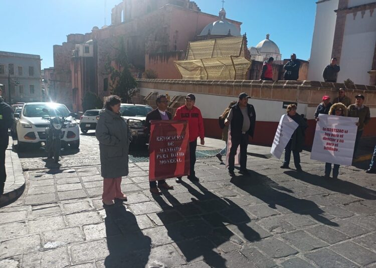 Se manifiestan jubilados y pensionados del ISSSTEZAC en el Congreso