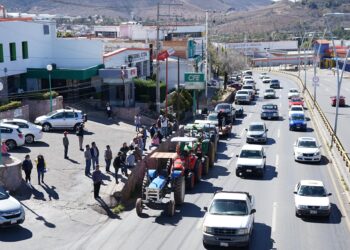 Marchan productores agrarios y  hacen plantón en CFE; exigen tarifa preferencial