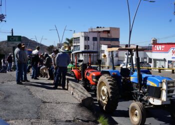 Marchan productores agrarios y  hacen plantón en CFE; exigen tarifa preferencial