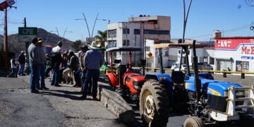 Marchan productores agrarios y hacen plantón en CFE; exigen tarifa preferencial