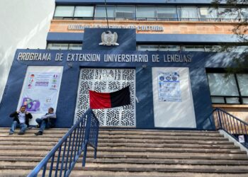 Maestros toman instalaciones en el Centro de Idiomas UAZ, por la desorganización en cargas laborales
