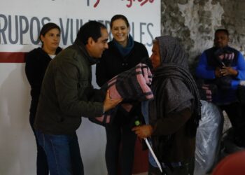Pepe Saldivar entrega apoyos invernales a personas vulnerables
